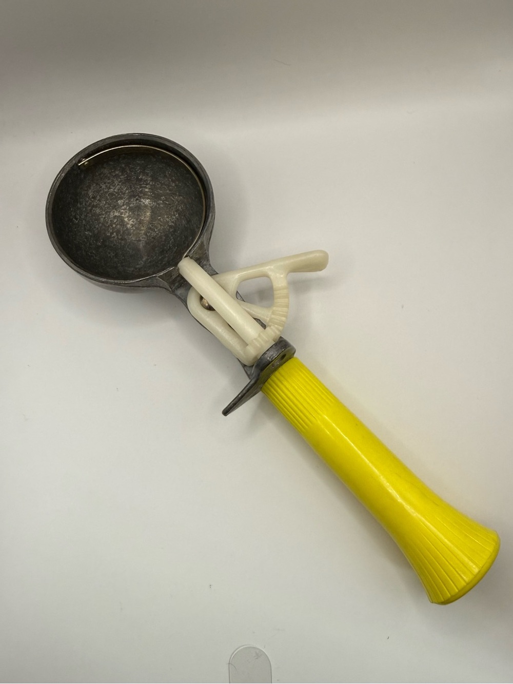 Vintage Bonny Prod Co yellow handle ice cream scoop